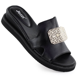 Pantofole eco-inola sulla piattaforma nera con un ornamento di Jezzi 2267 nero
