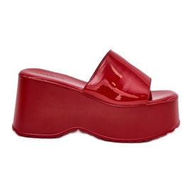 Pantofole per donne dipinte sulla piattaforma e zeppe rosse rosso