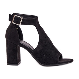 Sandali con un modello di lavoro aperto sul post Eco Black Suede nero