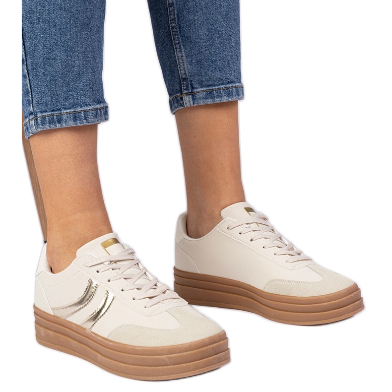 Sneaker beige sneaker da donna con un'aggiunta dorata