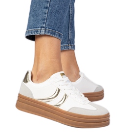 Sneaker bianche sneaker da donna con un'aggiunta dorata bianca