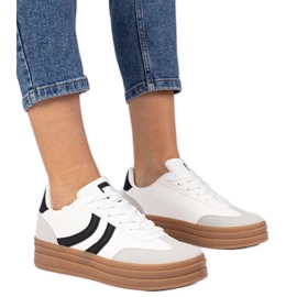 Sneaker bianche sneaker da donna con un accessorio nero bianco