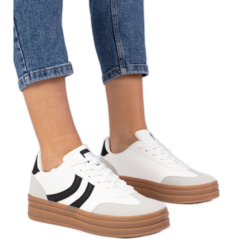 Sneaker bianche sneaker da donna con un accessorio nero bianca