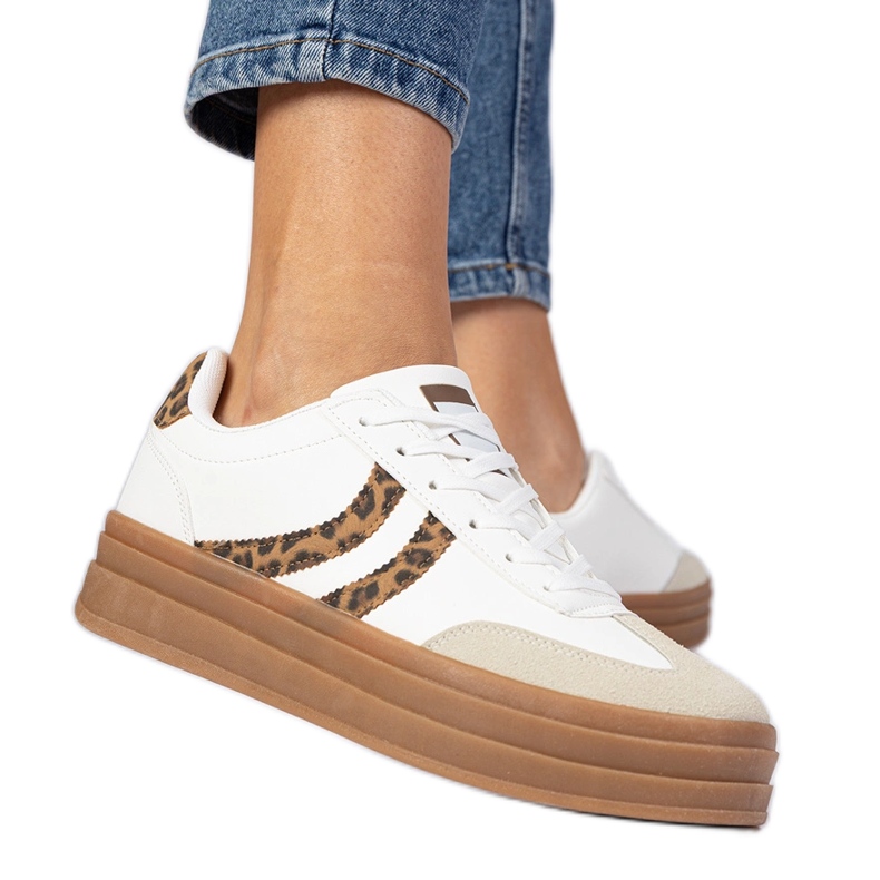 Sneaker bianche sneaker da donna con un accessorio leopardo bianca