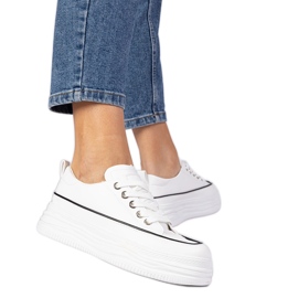 Sneaker da donna bianca su una suola alta bianco