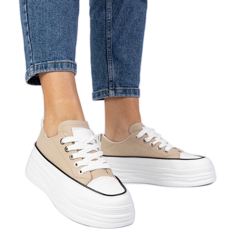 Sneaker da donna beige su una suola alta