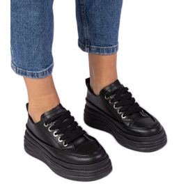 Sneaker da donna nera su una suola alta nero