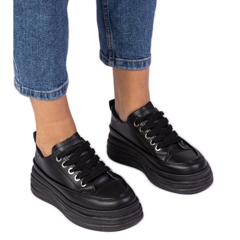 Sneaker da donna nera su una suola alta nero