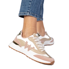 Sneaker da donna bianca e rosa con un accessorio leopardo bianco