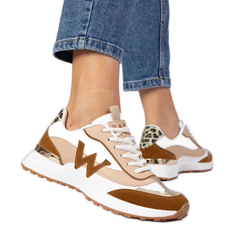 Sneaker da donna marrone bianco con un accessorio leopardo bianca
