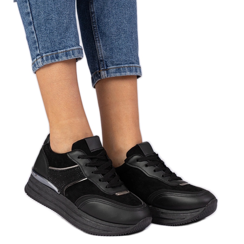 Sneaker da donna nera sulla piattaforma con zirconi nero