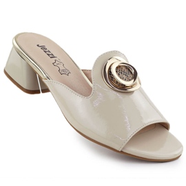 Pantofole su un blocco con un ornamento Varnned Beige Jezzi 214