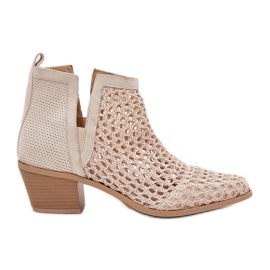 Tacchi alti delle donne aperte con ritagli e trecce beige luminose