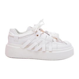 Sneaker in pelle ecologica sulla piattaforma bianca