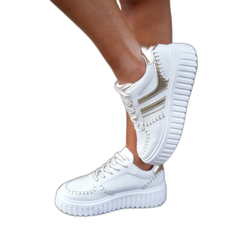 Sneaker femminili sulla piattaforma d'oro