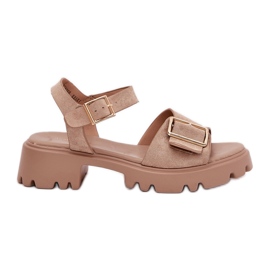 Sandali femminili in pelle scamosciata eco con una fibbia beige