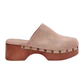 Gli zoccoli femminili con stalloni ecologici beige