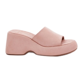 Slifor da donna in pelle scamosciata sulla piattaforma e zeppe rosa