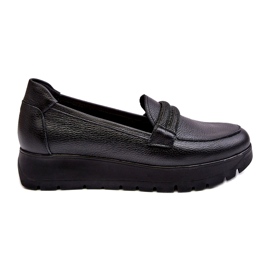 Scarpe in pelle sulla piattaforma con un lemar nero ornamento