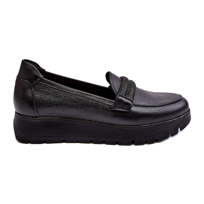 Scarpe in pelle sulla piattaforma con un lemar nero ornamento