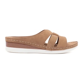 Comode pantofole con spicchi beige bassi