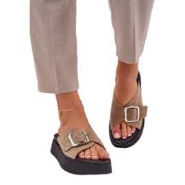 Flip di pelle scamosciata femminile con una fibbia sulla piattaforma beige Zazoo 3019