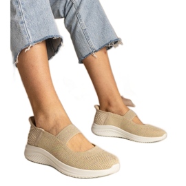 Sneaker da donna beige su una suola pressata