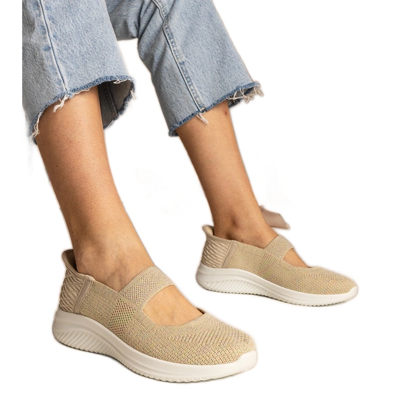 Sneaker da donna beige su una suola pressata