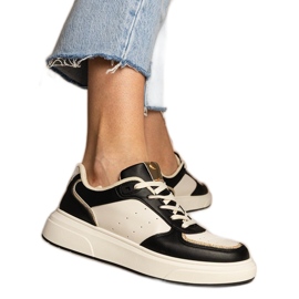 Sneaker da donna nera con un accessorio glitter nero