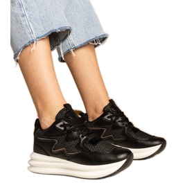 Sneaker nere con un elemento olografico nero