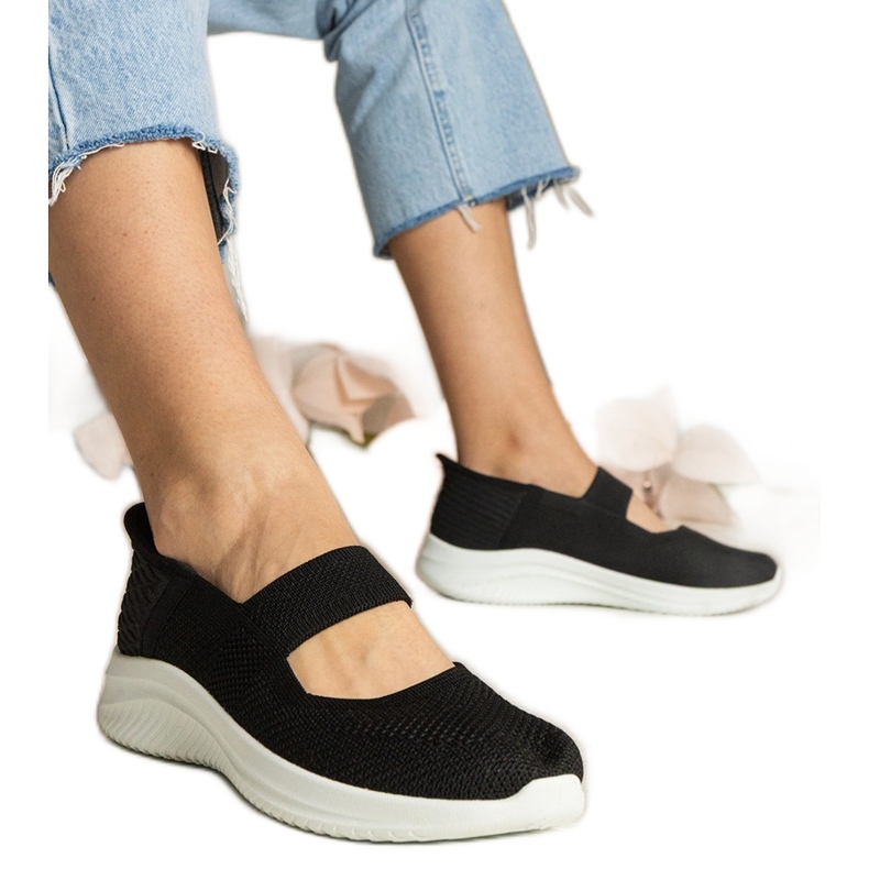 Sneaker da donna nera su una suola pressata nero