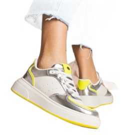 Sneaker da donna d'argento con un accessorio al neon