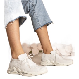 Sneaker da donna bianca con una tomaia di socking bianco