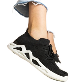 Sneaker femminili nere con una tomaia di socking nero
