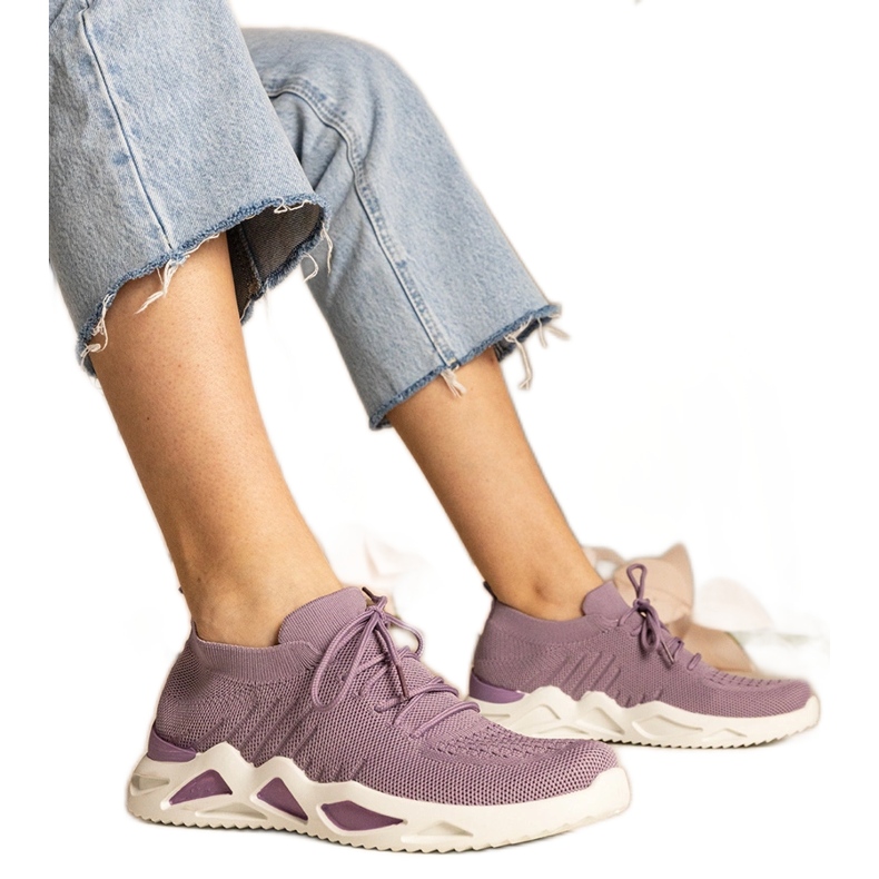 Sneaker da donna viola con una tomaia di socking