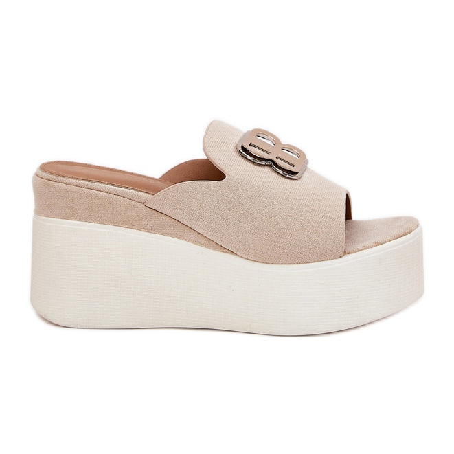 Pantofole sulla piattaforma e zeppe con ornamento beige