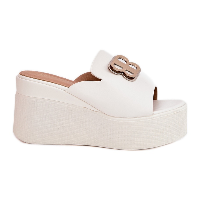 Pantofole sulla piattaforma e zeppe con un ornamento bianco bianca