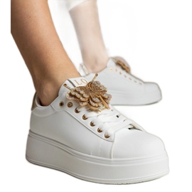 Sneaker bianche e dorate decorate con una farfalla con zirconi bianca