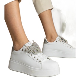 Sneaker bianche e argento decorate con una farfalla con zirconi bianco