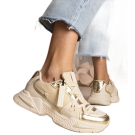 Sneaker da donna beige su una suola enorme