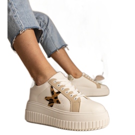 Sneaker bianche e beige decorate con glitter e stelle