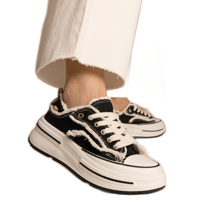 Sneaker da donna nera su una suola alta nero