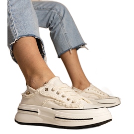 Sneaker da donna bianca su una suola alta bianco