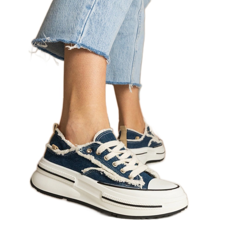 Sneaker da donna blu su una suola alta