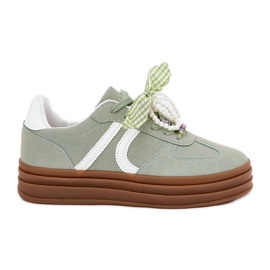 Sneaker femminili sulla piattaforma con ornamenti verdi verde