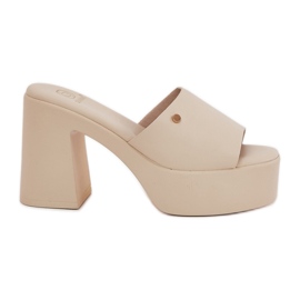 Slifor di pelle eco femminile sul palo e piattaforma di mendicante leggera beige