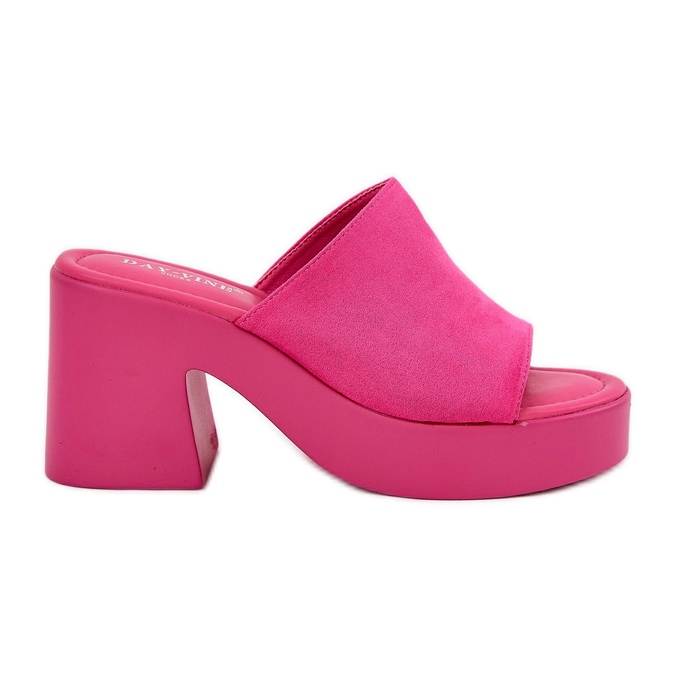 Infradito da donna sul pilastro e sulla piattaforma fucsia rosa