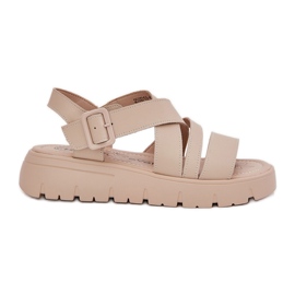 Sandali in pelle femminile sulla piattaforma con un morsetto beige