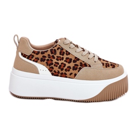 Sneaker femminili su un'enorme piattaforma di leopardo beige