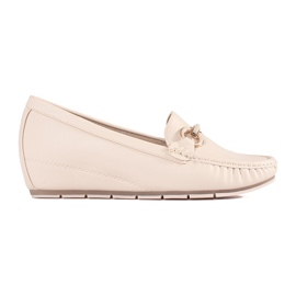Goodin Mocassini beige su un cuneo basso con un ornamento